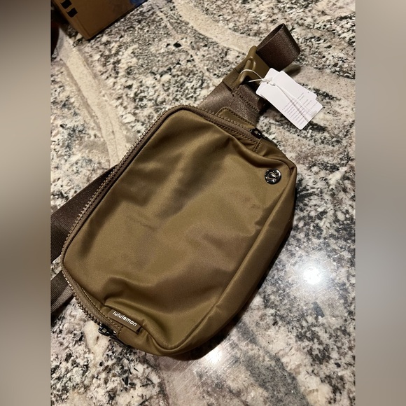 Lululemon Large Crossbody Belt Bag NWT - Picture 7 of 10